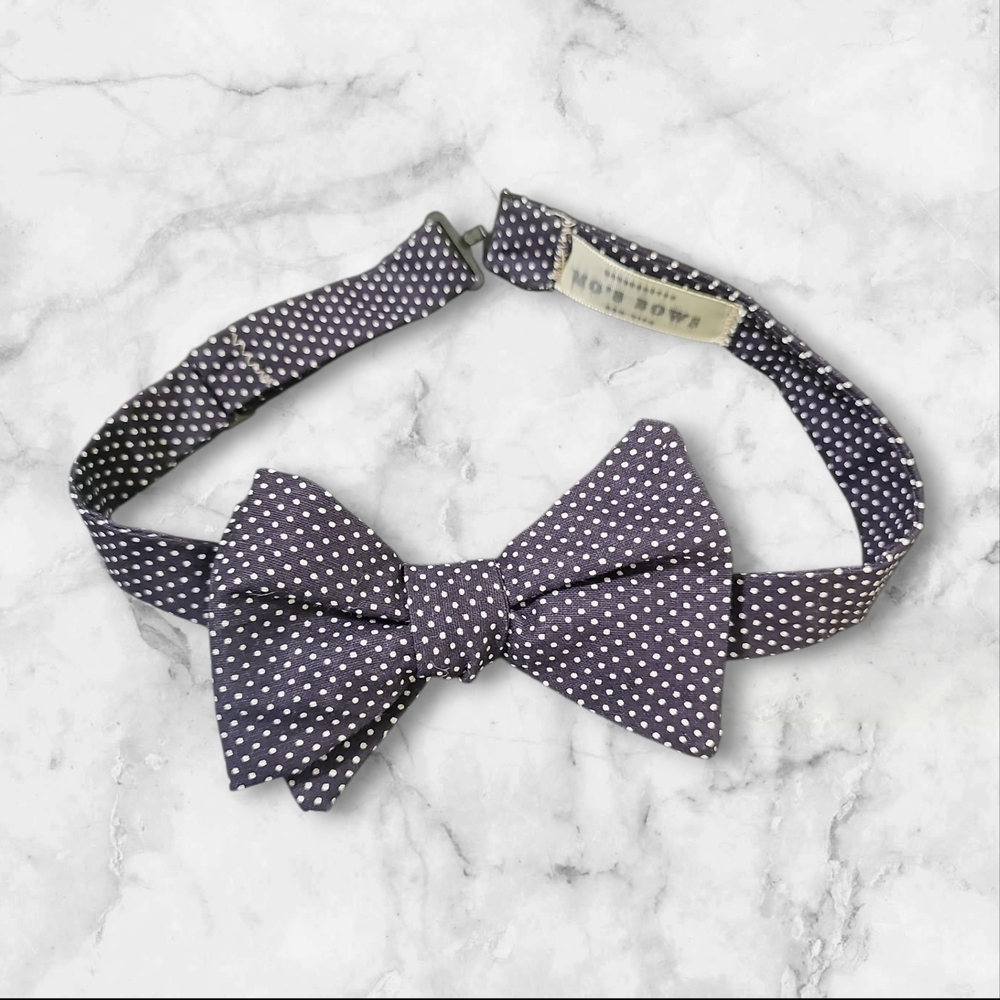 MO'S BOWS WHITE ON NAVY ADULT BOW TIE